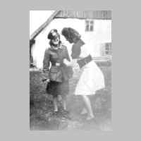 017-0012 Uschi und Trautel Zwingelberg aus Frischenau auf Besuch bei Tante Lina in Romau im Fruehjahr 1944.jpg